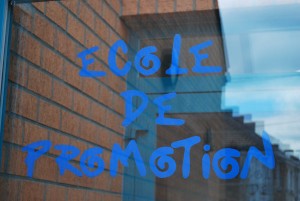 École de promotion sociale de Quaregnon - photo porte avec texte